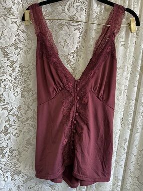 Red By BKE Maroon Lace Trim V-Neck Tank Top